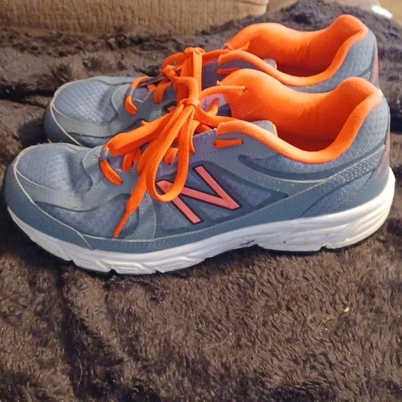 Size 10 ladys New Balance - Picture 2 of 4